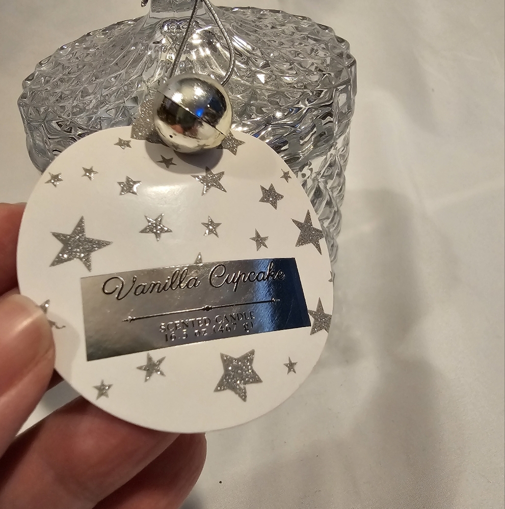 NWT Vanilla Cupcake 2 Wick Candle in a Crystal Glass Jar with Lid - Picture 3 of 5